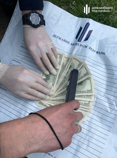 Викидав гроші з вікна авто: на Одещині судитимуть правоохоронця, який за хабар обіцяв змінити ув'язнення на штраф Викидав гроші з вікна авто: на Одещині судитимуть правоохоронця, який за хабар обіцяв змінити ув'язнення на штраф