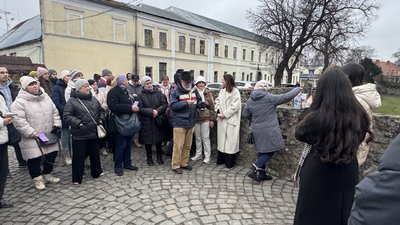 Вхід — донат на лікування дитини: в Ужгородському замку провели благодійну екскурсію Вхід — донат на лікування дитини: в Ужгородському замку провели благодійну екскурсію