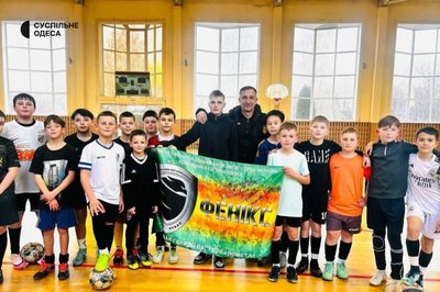 "Сидів на трасі й збирав гроші": дев’ятикласник з Одещини передав військовим дрон і 45 тисяч гривень "Сидів на трасі й збирав гроші": дев’ятикласник з Одещини передав військовим дрон і 45 тисяч гривень