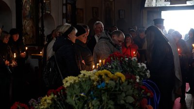 До останнього вірила, що чоловік у полоні: у Чернігові попрощалися з нацгвардійцем Іваном Куковицьким До останнього вірила, що чоловік у полоні: у Чернігові попрощалися з нацгвардійцем Іваном Куковицьким