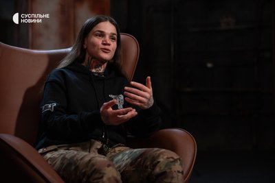 Військова, головна сержантка зенітно-артилерійського взводу у 56 бригаді, командирка екіпажу зенітної гармати "Руна" під час інтервʼю Військова, головна сержантка зенітно-артилерійського взводу у 56 бригаді, командирка екіпажу зенітної гармати "Руна" під час інтервʼю