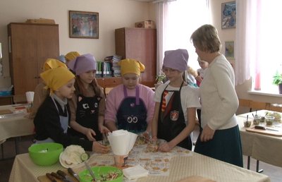 Батьки і учні в ролі вчителів — у черкаській школі організували освітній хакатон Батьки і учні в ролі вчителів — у черкаській школі організували освітній хакатон