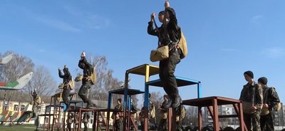 "Надіюсь, що моє виховання допоможе їм зберегти своє життя": на Хмельниччині ветеран навчає школярів керувати дронами "Надіюсь, що моє виховання допоможе їм зберегти своє життя": на Хмельниччині ветеран навчає школярів керувати дронами