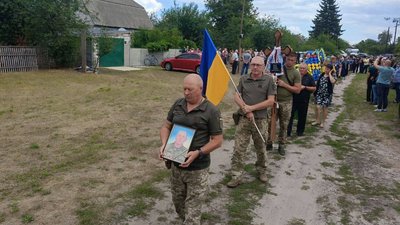 У Прилуках попрощалися зі старшим сержантом Володимиром Осадчим, який загинув на Донеччині У Прилуках попрощалися зі старшим сержантом Володимиром Осадчим, який загинув на Донеччині