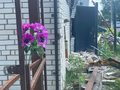 Пошкоджені будівлі та OSB-листи замість вікон: як живе село Самотоївка на Сумщині після обстрілів Пошкоджені будівлі та OSB-листи замість вікон: як живе село Самотоївка на Сумщині після обстрілів