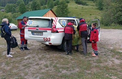 Рятувальники, турист, травма, Карпати, Франківщина Рятувальники, турист, травма, Карпати, Франківщина