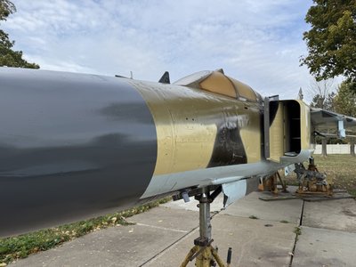 У Полтаві створили унікальну експозицію з винищувачем МіГ-23 у «польоті»: над проєктом працювали понад рік У Полтаві створили унікальну експозицію з винищувачем МіГ-23 у «польоті»: над проєктом працювали понад рік