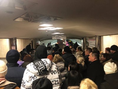 Натовп із пасажирів на станції метро "Теремки", що виник через збій у роботі турнікетів зранку 2 січня 2023 р. Натовп із пасажирів на станції метро "Теремки", що виник через збій у роботі турнікетів зранку 2 січня 2023 р.