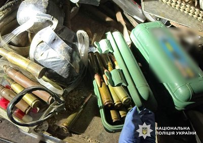 На Полтавщині затримали чоловіка, якого підозрюють у збуті зброї та психотропів На Полтавщині затримали чоловіка, якого підозрюють у збуті зброї та психотропів