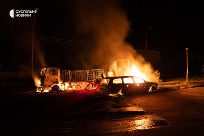 Машини горять після атаки російських дронів на Словʼянськ увечері 15 травня 2026 року Машини горять після атаки російських дронів на Словʼянськ увечері 15 травня 2026 року