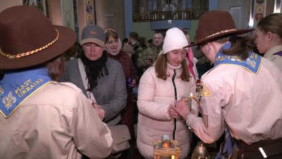 "Свічка є символом любові": Вифлеємський вогонь миру привезли у Рівне