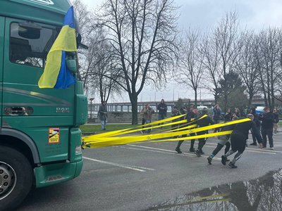 Командний рекорд: у Дніпрі четверо атлетів протягнули 18-тонну фуру на 20 метрів за 16,72 секунди Командний рекорд: у Дніпрі четверо атлетів протягнули 18-тонну фуру на 20 метрів за 16,72 секунди