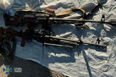 СБУ затримала підозрюваних у продажу трофейних кулеметів та вибухівки на Дніпропетровщині, Київщині та Донеччині СБУ затримала підозрюваних у продажу трофейних кулеметів та вибухівки на Дніпропетровщині, Київщині та Донеччині