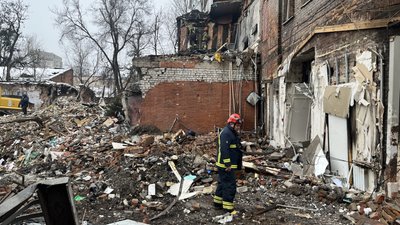 рятувальник на місці вибухів у харкові 2 січня рятувальник на місці вибухів у харкові 2 січня