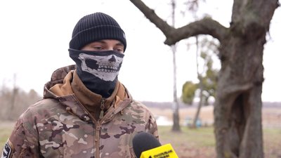 Боєць 117 бригади ТрО розповів, як за допомогою мандаринки взяли в полон російського солдата Боєць 117 бригади ТрО розповів, як за допомогою мандаринки взяли в полон російського солдата