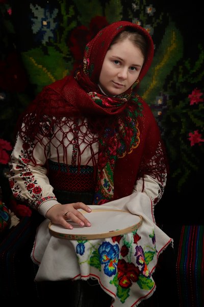 Давні вишиванки та ужиткові речі. У Хотинській бібліотеці облаштували краєзнавчу світлицю Давні вишиванки та ужиткові речі. У Хотинській бібліотеці облаштували краєзнавчу світлицю