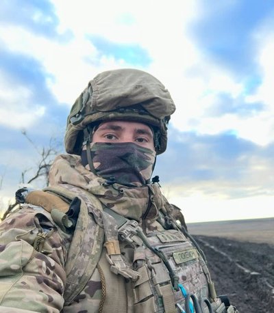 Ілля Скатченко у військовій формі на позиції