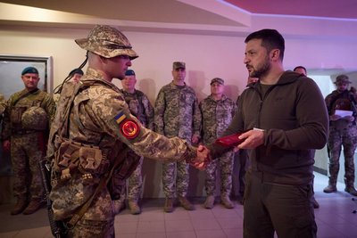Зеленський відвідав позиції ЗСУ біля Мар’їнки та Вугледара Зеленський відвідав позиції ЗСУ біля Мар’їнки та Вугледара