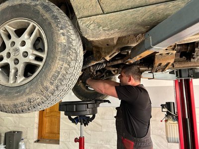 "Воскрешають з мертвих". 10 автомайстрів з Прикарпаття полагодили понад 200 автомобілів з передової "Воскрешають з мертвих". 10 автомайстрів з Прикарпаття полагодили понад 200 автомобілів з передової