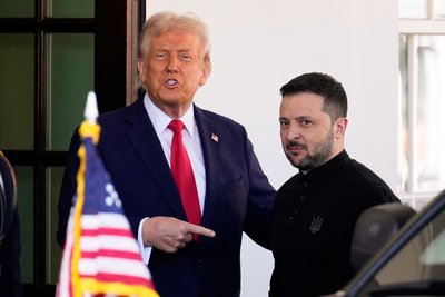 Президент США Дональд Трамп та президент України Володимир Зеленський на ґанку Білого дому у Вашингтоні, 28 лютого 2025 року Президент США Дональд Трамп та президент України Володимир Зеленський на ґанку Білого дому у Вашингтоні, 28 лютого 2025 року