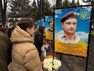 У Ямполі на Вінниччині відкрили Алею портретів загиблих героїв У Ямполі на Вінниччині відкрили Алею портретів загиблих героїв