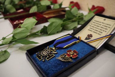 В Одесі родинам загиблих морпіхів вручили державні нагороди В Одесі родинам загиблих морпіхів вручили державні нагороди