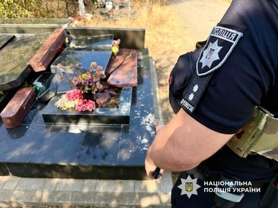 Пошкодження майже 30 надгробків на кладовищі в Одесі: підозрюваного затримали Пошкодження майже 30 надгробків на кладовищі в Одесі: підозрюваного затримали