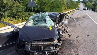 Понівечена унаслідок ДТП автівка, в якій загинуло подружжя Понівечена унаслідок ДТП автівка, в якій загинуло подружжя