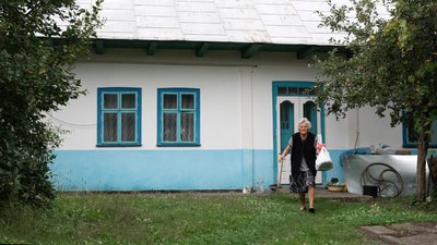 82-річна буковинка Ольга Грекул вирощує понад сотню сортів квітів 82-річна буковинка Ольга Грекул вирощує понад сотню сортів квітів