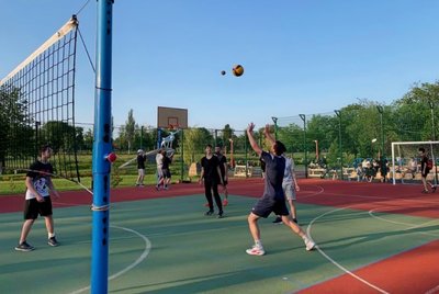 Жителі Донеччини займаються спортом на локаціях "активних парків". Фото: Управління фізичної культури та спорту ДонОДА Жителі Донеччини займаються спортом на локаціях "активних парків". Фото: Управління фізичної культури та спорту ДонОДА