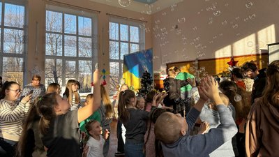 "Олені Святого Миколая" волонтери вітають дітей-переселенців з Донеччини Кам'янське Дніпропетровська область 5 січня 2025 рік "Олені Святого Миколая" волонтери вітають дітей-переселенців з Донеччини Кам'янське Дніпропетровська область 5 січня 2025 рік