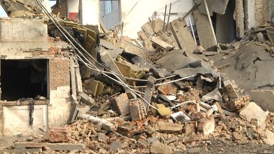 Руїни будівлі швейного цеху внаслідок ракетної атаки Руїни будівлі швейного цеху внаслідок ракетної атаки