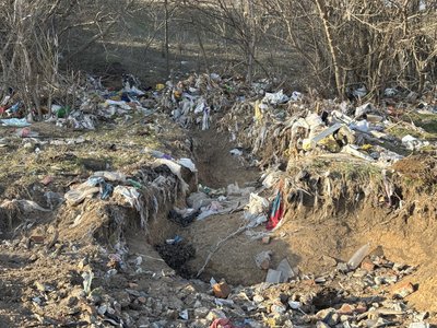 Наслідки повені: розмиті сміттєзвалища на Миколаївщині Наслідки повені: розмиті сміттєзвалища на Миколаївщині