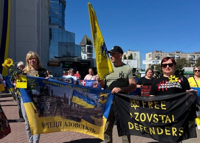 На акції майорять прапори різних бригад та підрозділів На акції майорять прапори різних бригад та підрозділів