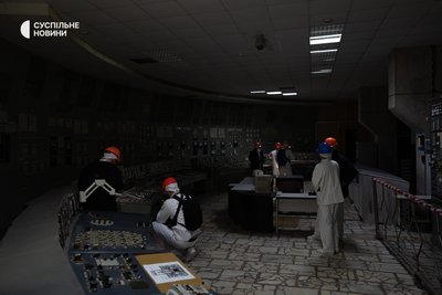Журналісти та працівники станції оглядають щит управління 3-го енергоблоку ЧАЕС. Чорнобиль, 22 квітня 2026 року Журналісти та працівники станції оглядають щит управління 3-го енергоблоку ЧАЕС. Чорнобиль, 22 квітня 2026 року