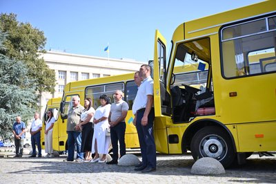 Шість громад на Закарпатті отримали нові шкільні автобуси Шість громад на Закарпатті отримали нові шкільні автобуси