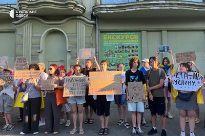 Одесити втретє вийшли на акцію проти законопроєкту, що послаблює НАБУ та САП Одесити втретє вийшли на акцію проти законопроєкту, що послаблює НАБУ та САП