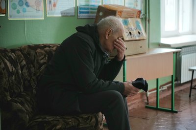 Чоловік, якого евакуювали, у Координаційному гуманітарному центрі Чоловік, якого евакуювали, у Координаційному гуманітарному центрі