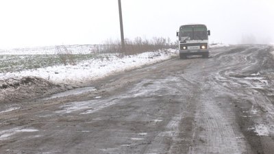 Рейсовий автобус курсує дорогою 14 разів на день Рейсовий автобус курсує дорогою 14 разів на день