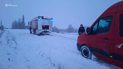 Рятувальники допомагали водіям на дорогах Житомирщини через негоду Рятувальники допомагали водіям на дорогах Житомирщини через негоду