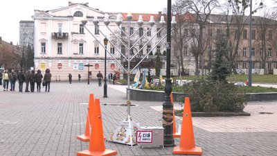 Символ перемоги світла над темрявою: у Вінниці встановили ханукію до Хануки Символ перемоги світла над темрявою: у Вінниці встановили ханукію до Хануки