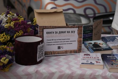 У Сумах влаштували книжковий ярмарок, де збирали кошти на ЗСУ У Сумах влаштували книжковий ярмарок, де збирали кошти на ЗСУ