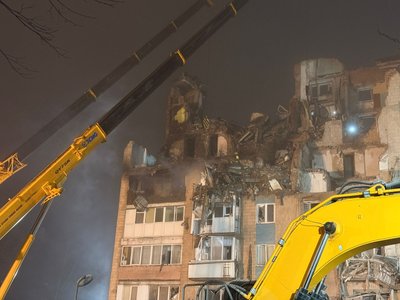 ДСНС, розбір завалів після обстрілу Тернополя, Стуса 8 ДСНС, розбір завалів після обстрілу Тернополя, Стуса 8