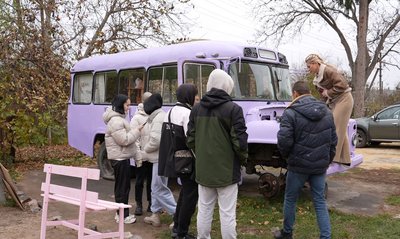 Лавандова резиденція Святого Миколая: у коледжі на Черкащині студенти з викладачами реставрують автобус Лавандова резиденція Святого Миколая: у коледжі на Черкащині студенти з викладачами реставрують автобус