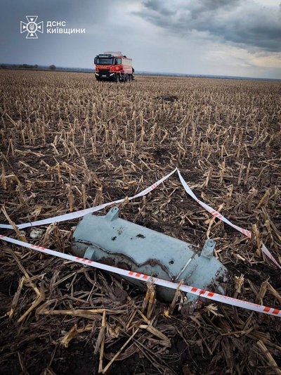 На Київщині посеред поля знайшли уламки російської ракети На Київщині посеред поля знайшли уламки російської ракети