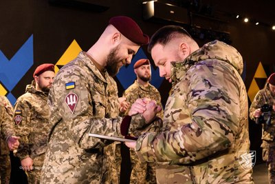 Олег Апостол відзначив десантників житомирської 95-ї бригади: військовим вручили шеврони та відзнаки Олег Апостол відзначив десантників житомирської 95-ї бригади: військовим вручили шеврони та відзнаки