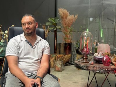 «Зроблені з душею і любов’ю»: як працює майстерня гутного скла на Львівщині «Зроблені з душею і любов’ю»: як працює майстерня гутного скла на Львівщині