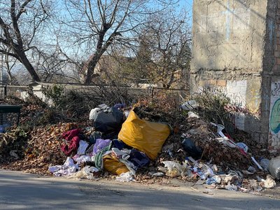 На одній з вулиць Чернівців утворились стихійні сміттєзвалища: хто їх має прибирати На одній з вулиць Чернівців утворились стихійні сміттєзвалища: хто їх має прибирати