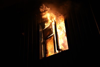 У Харкові після влучання "Шахеда" вогонь охопив двоповерховий корпус місцевого підприємства пошкоджено газогін У Харкові після влучання "Шахеда" вогонь охопив двоповерховий корпус місцевого підприємства пошкоджено газогін