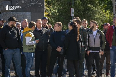 Не випускають за кордон: одеські моряки зібралися під пам'ятником Шевченку, щоб звернутися до Міноборони Не випускають за кордон: одеські моряки зібралися під пам'ятником Шевченку, щоб звернутися до Міноборони